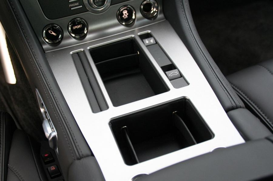 Детали интерьера Aston Martin Virage 2011 года  (NA) (фото 20 из 39)